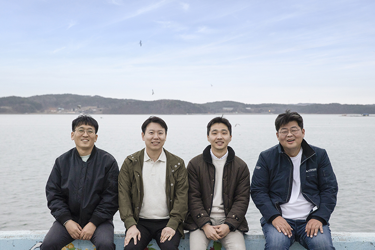 서산간척지에 모인 4인방. (왼쪽부터) 조현준 책임(한국타이어 Main P/G 조성공사 현장), 황준호 매니저(신재생영업팀), 유승준 매니저(그린바이오스마트시티사업팀), 진규현 책임(서산B지구 기반시설이관사업소). 서산간척지에 모인 4인방. (왼쪽부터) 조현준 책임(한국타이어 Main P/G 조성공사 현장), 황준호 매니저(신재생영업팀), 유승준 매니저(그린바이오스마트시티사업팀), 진규현 책임(서산B지구 기반시설이관사업소).